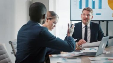 Ofisteki bir iş toplantısında iş liderleri arasında anlaşma yapmak.