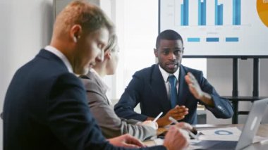 Genç afrikalı amerikan seosu şirket kar analizini meslektaşlarına açıklıyor