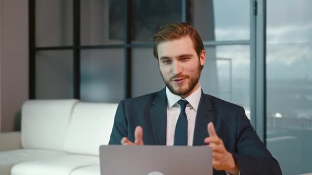 Jeune homme d'affaires en costume discutant par appel vidéo au bureau. Jeune homme regardant caméra consulter client — Video