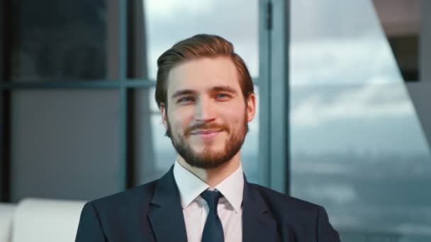 Jonge zakenman glimlachend en kijkend naar camera — Stockvideo