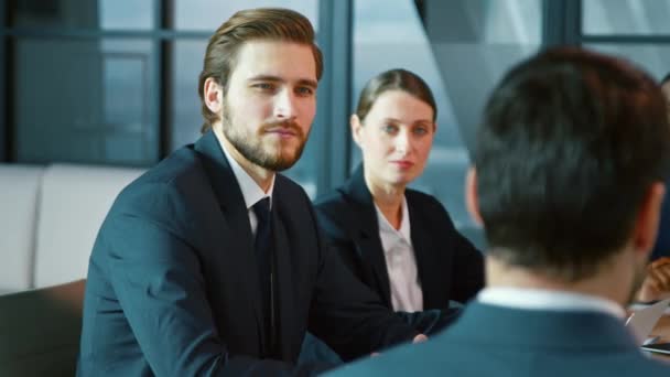 Equipo de negocios corporativos en una reunión con un gerente. Grupo joven de personas diversas — Vídeos de Stock