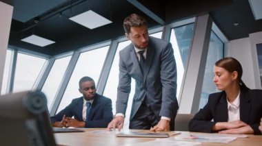 İş adamları yeni bir proje üzerinde çalışıyor. Şirket yöneticisi bir ekiple iletişim kuruyor.