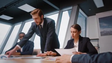 Şirket yöneticisi bir iş ekibiyle iletişim kuruyor. Toplantı. İletişim