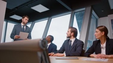 Ofisteki toplantıdan sonra iş ortakları birbirlerini alkışlıyorlar.