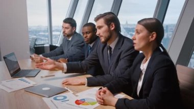 Genç şirket lideri ve ekibi ortaklarıyla toplantıda.