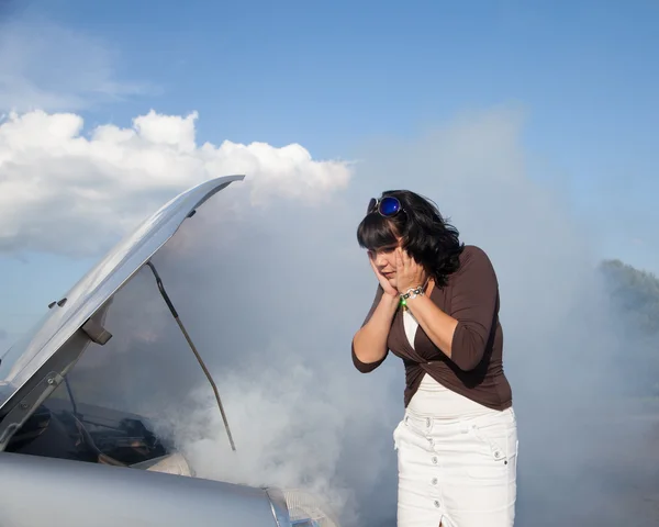 Woman nearby burning car — Stock Photo, Image