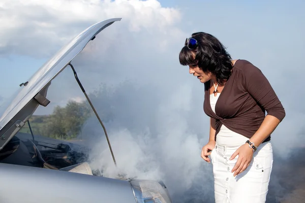 Woman nearby the smoking car — Stock Photo, Image