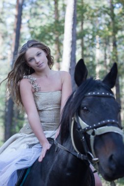 genç kadın binicilik