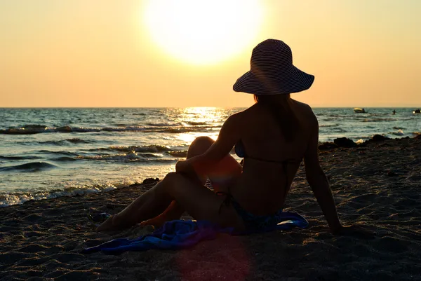 Kobieta na plaży — Zdjęcie stockowe