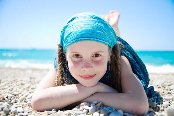 Kumsaldaki küçük kız