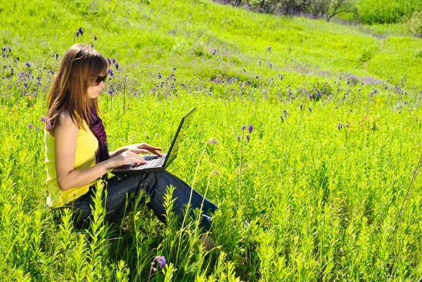 Mulher com laptop — Fotografia de Stock