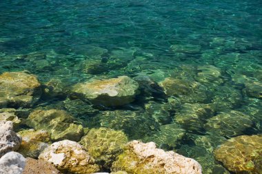 Deniz?? alt Akdeniz taşlarla