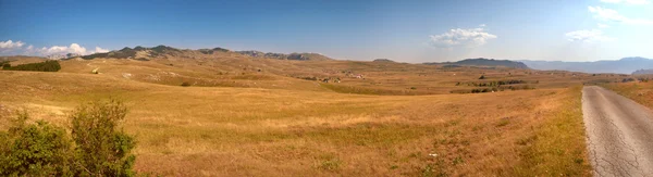 Panorama estrada vazia no parque Durmitor — Fotografia de Stock