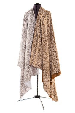 malzeme üzerinde beyaz bir kadın manken