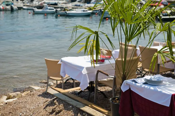 Restauranttische am Mittelmeer lizenzfreie Stockbilder