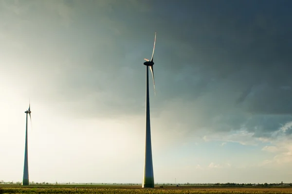 Windturbines op een stormachtige lucht — Stockfoto