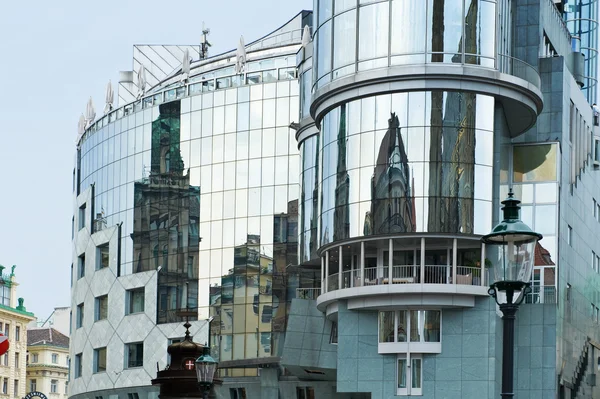 Reflexão de edifícios antigos em Viena — Fotografia de Stock