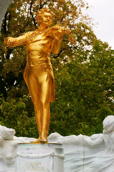 Johann Strauss Golden Statue in StadtPark — Stock Photo, Image