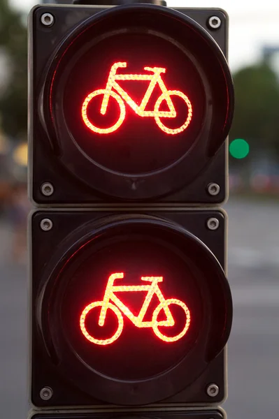 红色交通灯的自行车 — 图库照片