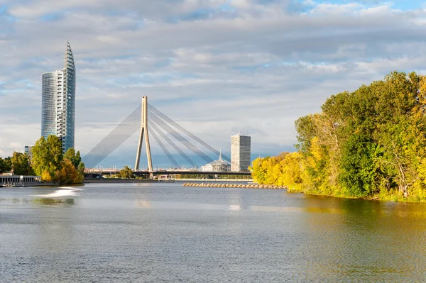 Cavo rimasto ponte attraverso Daugava — Foto Stock