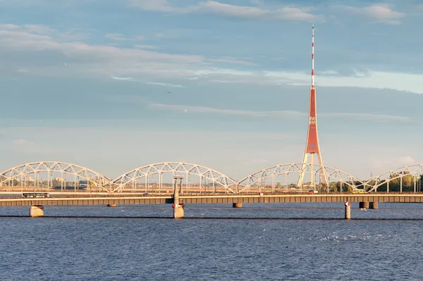 Torre de TV e o rio Daugava — Fotografia de Stock