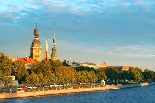 Casco antiguo de Riga y el río Daugava — Foto de Stock