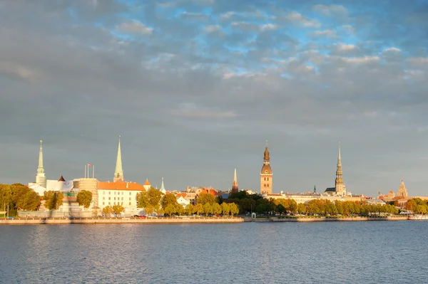 Riga Centro storico e il fiume Daugava — Foto Stock