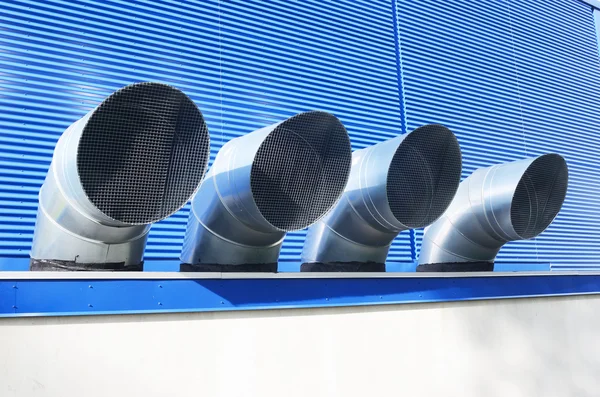 Quattro tubi di ventilazione di edifici industriali — Foto Stock