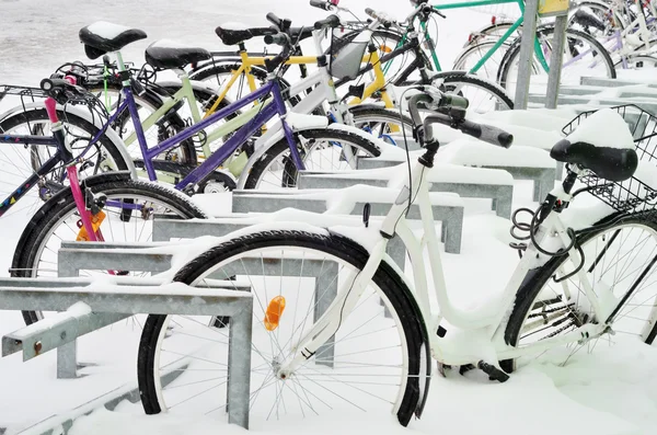 Bicicletas cubiertas con una manta de nieve, invierno en Finlandia —  Fotos de Stock