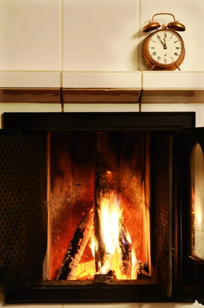 Chimenea y reloj despertador de cobre a la antigua en la chimenea — Foto de Stock