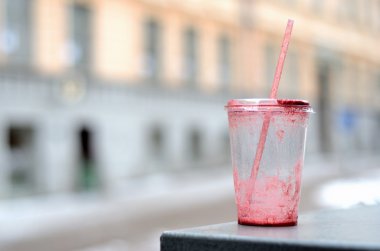 boş kirli plastik kap ve kokteyl bardağı taşıran damla açık