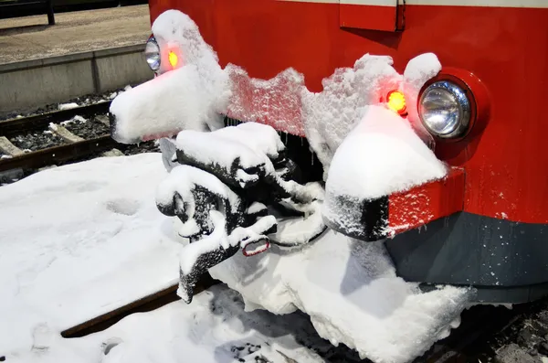 Locomotiva na plataforma no inverno — Fotografia de Stock