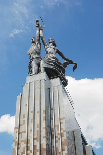 Monument Worker e Kolkhoz Woman em VVC. Moscovo. Rússia — Fotografia de Stock