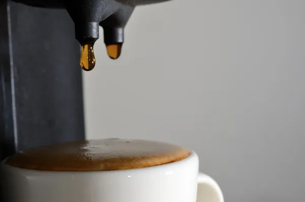 Druppels espresso en koffiezetapparaat — Stockfoto