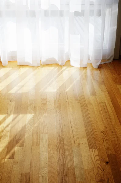 Empty room, parquet flooring, transparent curtains, window — Stock Photo, Image