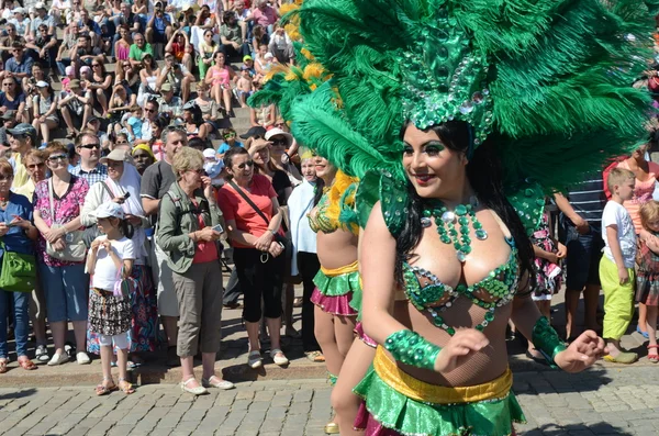 HELSINKI, FINLANDE, 8 JUIN. Carnaval d'été traditionnel de samba le 8 juin 2013 à Helsinki, Finlande . — Photo