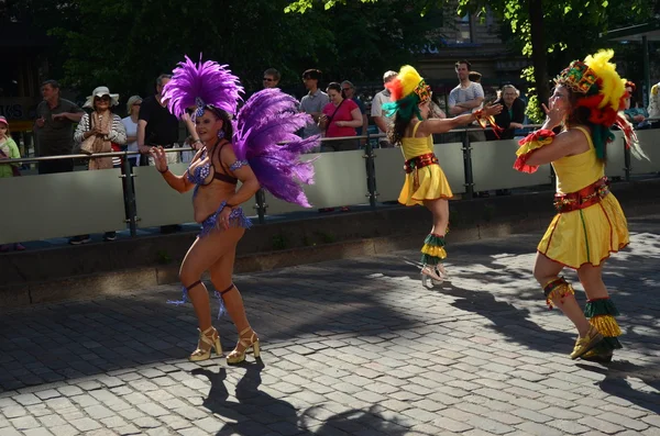 HELSINKI, FINLANDE, 8 JUIN. Carnaval d'été traditionnel de samba le 8 juin 2013 à Helsinki, Finlande . — Photo