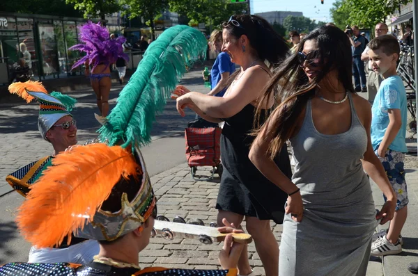 HELSINKI, FINLANDE, 8 JUIN. Carnaval d'été traditionnel de samba le 8 juin 2013 à Helsinki, Finlande . — Photo