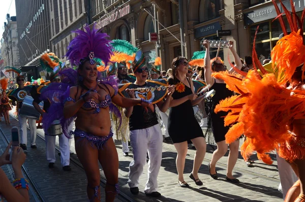 HELSINKI, FINLANDE, 8 JUIN. Carnaval d'été traditionnel de samba le 8 juin 2013 à Helsinki, Finlande . — Photo