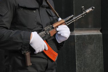 ellerinde Kalaşnikof ile beyaz eldiven