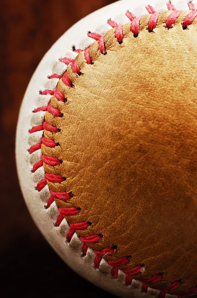 Vuile honkbal, wit en bruin, close-up — Stockfoto
