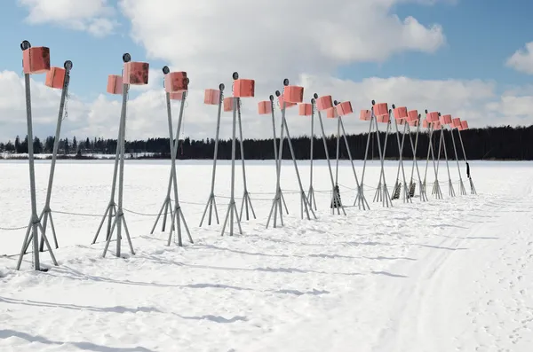 Lege boot park op het meer in de winter — Stockfoto