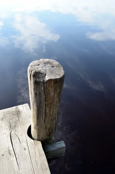 Lake en de oude houten steiger — Stockfoto