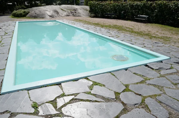 Pequena piscina no parque da cidade — Fotografia de Stock