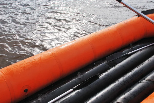 Leeres aufblasbares Floß auf dem Wasser — Stockfoto