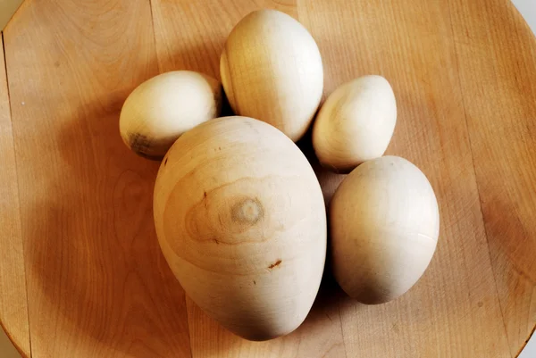 Huevos en blanco de madera convertidos — Foto de Stock