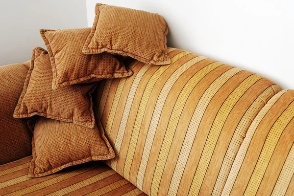 Gestreepte bruine sofa — Stockfoto