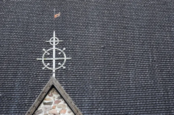 Telhado de azulejo típico da igreja finlandesa — Fotografia de Stock