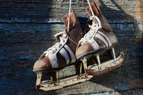 Pareja vintage de patines de hielo para hombre colgando en una pared de madera con c — Foto de Stock