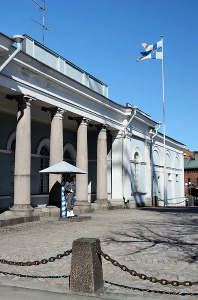 Helsingfors, finland, maj 06: finska soldat bevakning vakthus — Stockfoto